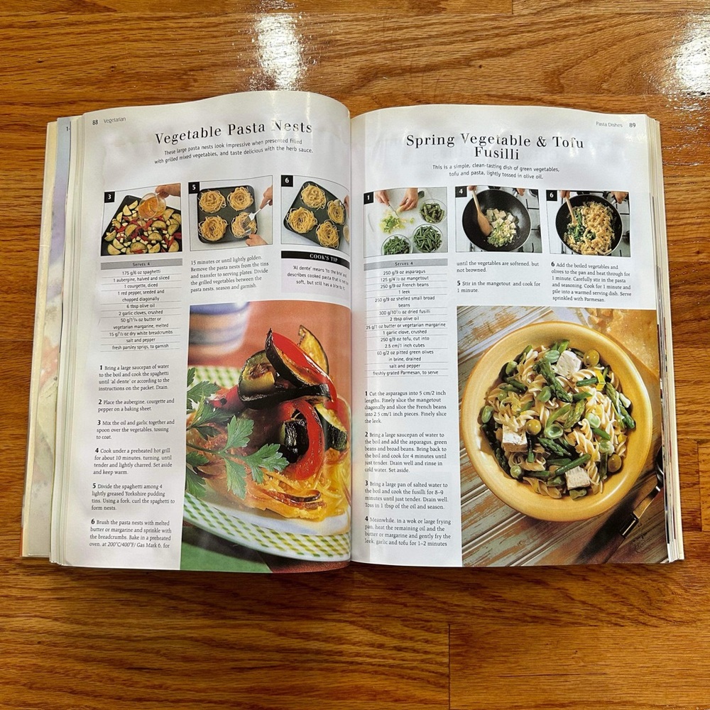 Hardcover book: Vegetarian Over 180 Tempting Recipes by Sue Ashworth - Picture 3 of 3
